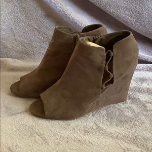 Open toe heeled booties